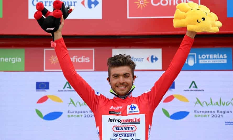 Odd Christian Eiking (Intermarché-Wanty-Gobert Matériaux) berhasil merebut jersey merah dari Primoz Roglic (Jumbo Visma) di Vuelta a Espana etape 10. (Foto: Istimewa)