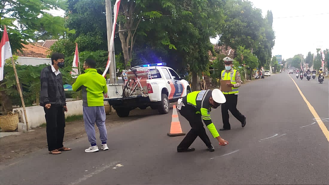 Petugas Unit Kecelakaan melakukan olah TKP kecelakaan maut pick up vs Becak (foto: istimewa)