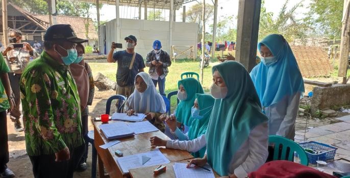 Wakil Bupati Pasuruan KH Mujib Imron meninjau vaksinasi di Ponpes Ar Roudloh Pasrepan. (Foto: Dok Pasuruan)