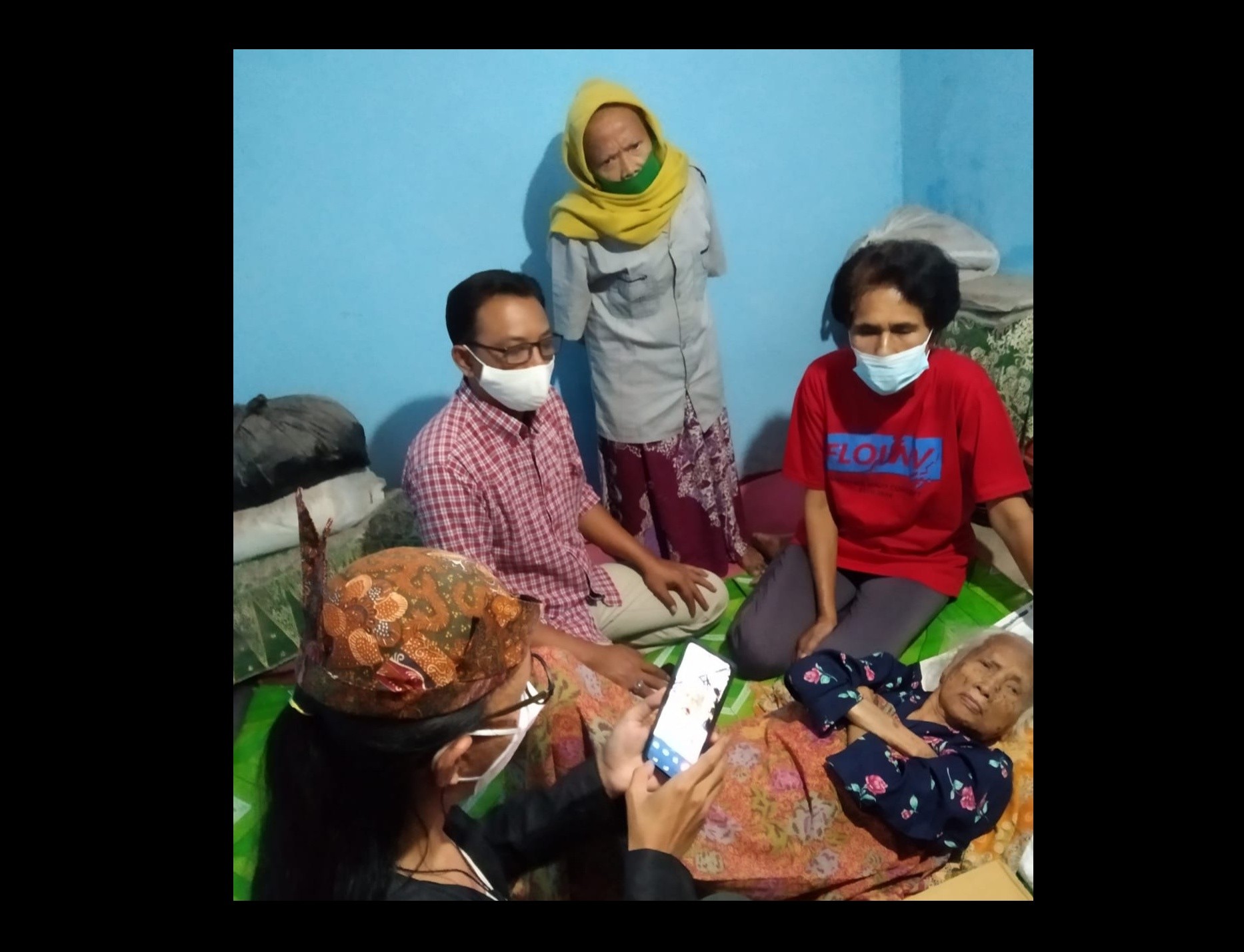 Lansia Maisaroh, warga Perak Surabaya ini bertahun-tahun tak dapat bansos. Ia mendapatkan bantuan sekaligus video call dengan Wakil Walikota Surabaya, Armuji. (Foto: Istimewa)