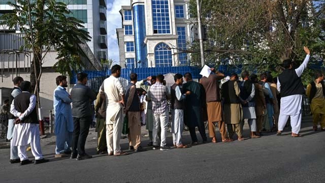 Warga antre untuk mengambil uang di salah satu bank di Ibu Kota Kabul, hari Rabu kemarin. (Foto: AFP/Al Jazeera)