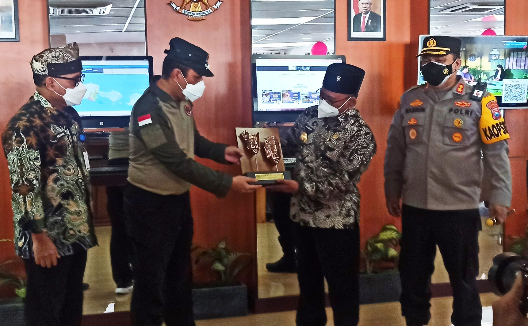 Kepala BNPT Komjen Pol Boy Rafli Amar menerima cindera mata dari Wakil Bupati Banyuwangi Sugirah (foto:Muh Hujaini/Ngopibareng.id)