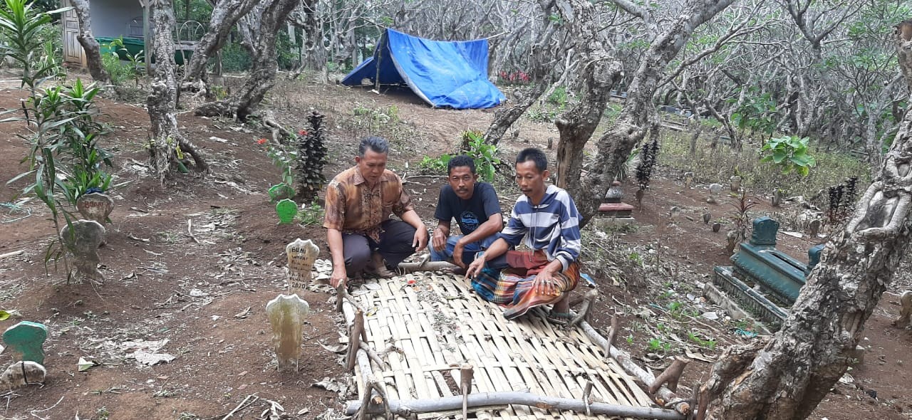 Kuburan seorang warga yang dilapisi anyaman bambu di atasnya untuk mencegah jenazah dimakan binatang buas (atau jenglot). (Foto: Ikhsan Mahmudi/Ngopibareng.id)