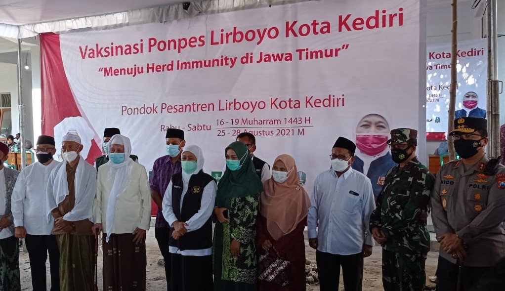 Gubernur Khofifah didampingi muspida Jatim mengunjungi vaksinasi di Ponpes Lirboyo.(Foto: Fendhy Plesmana/Ngopibareng.id)