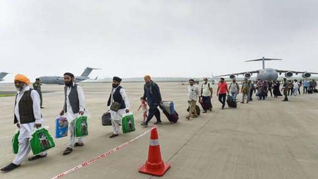 Orang-orang Afghanistan yang beragama Hindu dan Sikh berbaris hendak naik pesawat di Bandara Internasional Hmid Karzai, Selasa lalu. Mereka memilih pergi ke AS atau Kanada, dan menolak tawaran ke India. (Foto:TRT)