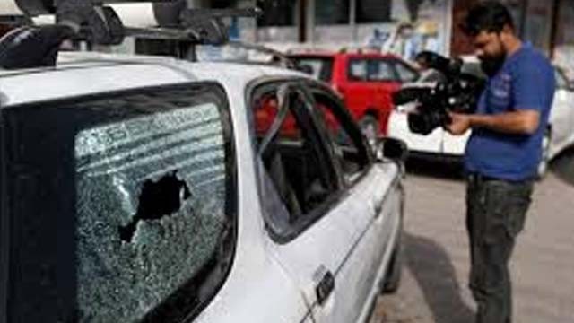 Seorang wartawan Afghanistan sedang meliput akibat tindak kekerasan yang terjadi di Kabul, awal  Agustus 2021. (Foto: VOA)