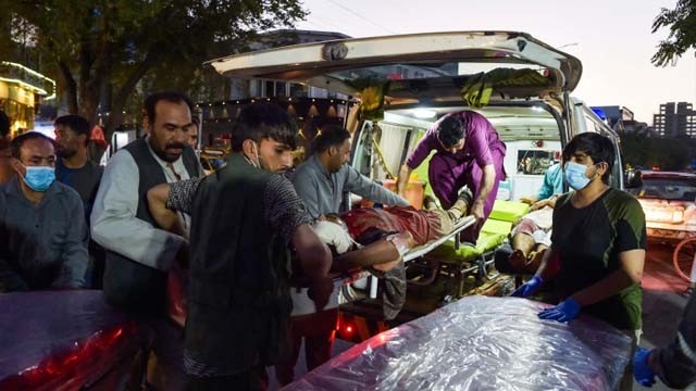 Tim medis mengevakuasi korban ledakan di luar bandara Kabul hari Kamis malam. Sedikitnya 60 warga sipil dan 13 anggota militer AS tewas dalam peristiwa itu. (Foto: AFP/Al Jazeera)