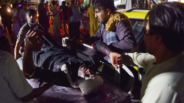 Korban ledakan di luar bandara Kabul hari Kamis malam dimasukkan ke ambulan untuk dibawa ke rumah sakit dariurat. Sedikitnya 60 orang tewas akibat dua ledakan itu. (Foto:AFP/Al Jazeera)
