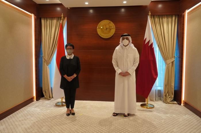 Menteri Luar Negeri, Retno Marsudi dan Zalmay Khalilzad, perwakilan Taliban di Qatar. (Foto: kemlu)