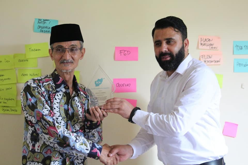 KH Husein Muhammad saat menerima kunjungan aktivis Afghanistan ke Fahmina Cirebon.  Kesempatan menggali pengalaman aktivitas Fahmina dalam isu Gender, Toleransi dan Kemanusiaan. (Foto: Istimewa)