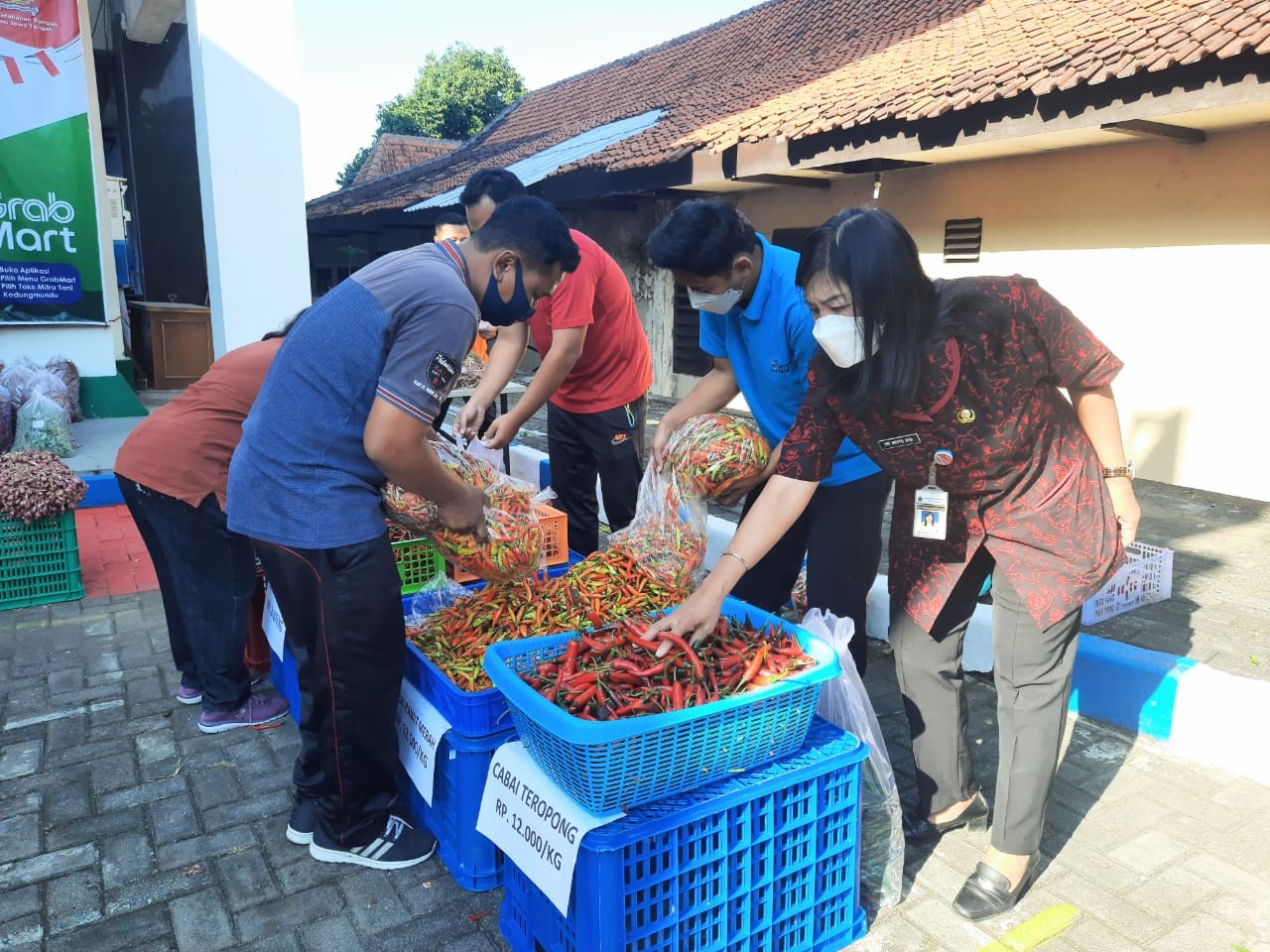 WhatsApp Image 2021-08-27Gubernur Jawa Tengah Ganjar Pranowo meminta ASN memborong cabai untuk menanggulangi harga cabai yang anjlok. (Foto: ist) at 21.06.30