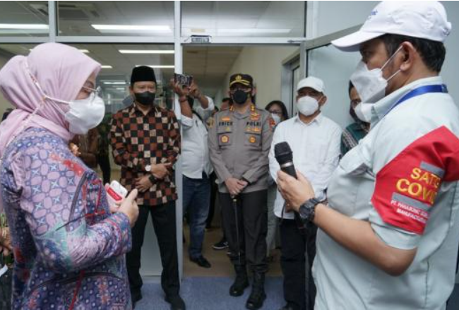 Menteri Tenaga Kerja Ida Fauziah memeriksa protokol kesehatan di sejumlah perusahaan essensial di kawasan Pasuruan Industrial Estate Rembang (PIER). (Foto: Pasuruan Kab)