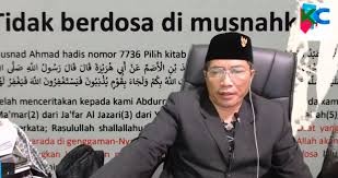 YouTuber Muhammad Kece bernama asli Kasman. Dia pernah diusir Majelis Ulama Indonesia (MUI) Kabupaten Pangandaran, Jawa Barat karena memurtadkan warga hingga menimbulkan keresahan di masyarakat. (Foto: Tangkapan layar)