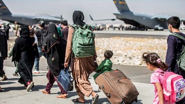    Evakuasi AS terhadap warga Afghanistan tetap dilanjutkan pada hari Jumat kemarin, setelah pemboman yang meneaskan 172 orang di luar Bandara Internasional Hamid Karzai, Kabul. (Foto:AP/Al Jazeera)