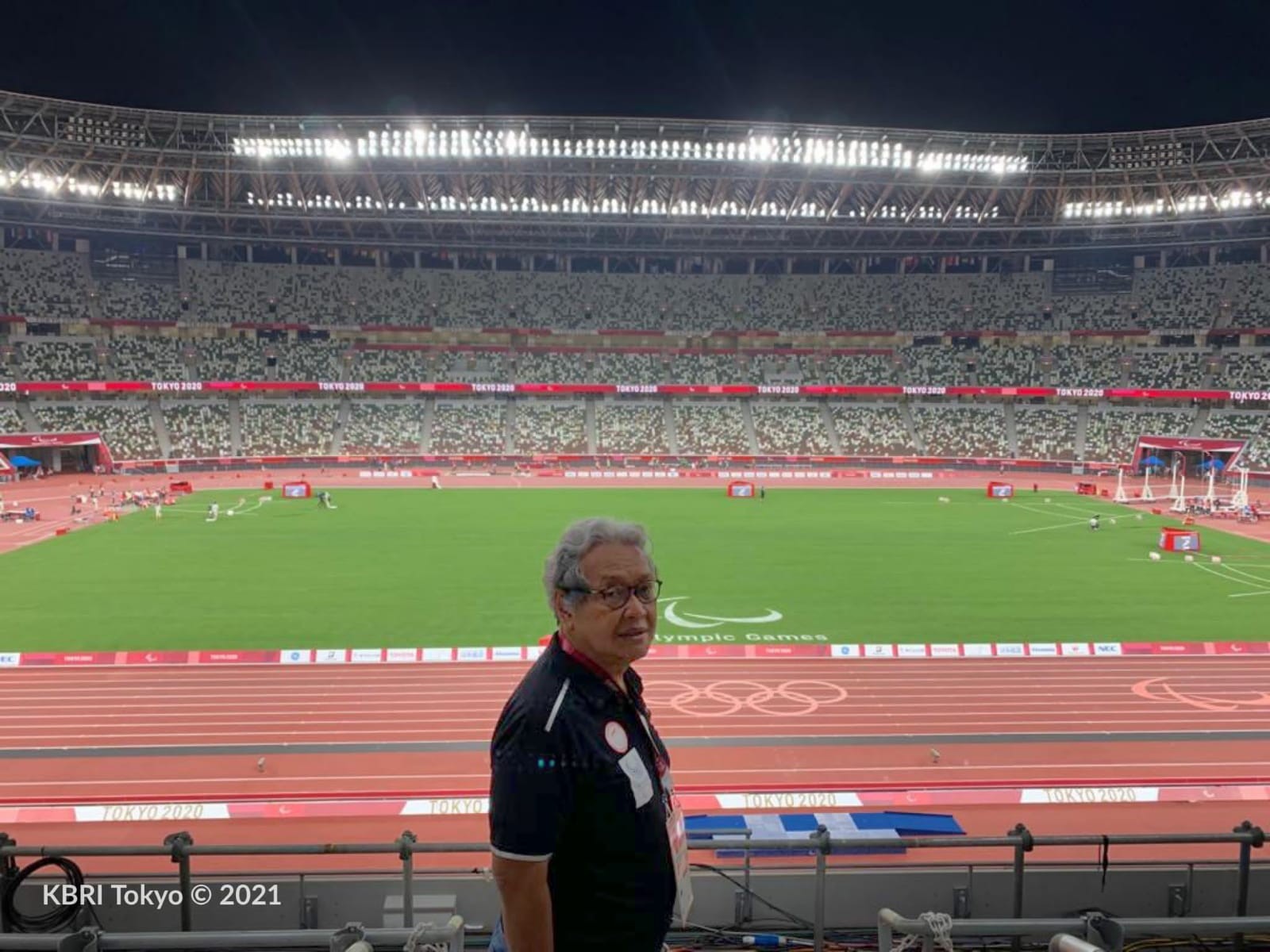 Dubes RI untuk Jepang Heri Akhmadi menyaksikan langsung perjuangan Saptoyogo Purnomo di Olympic Stadium, Tokyo Jumat 27 Agustus 2021. (Foto: KBRI Tokyo)