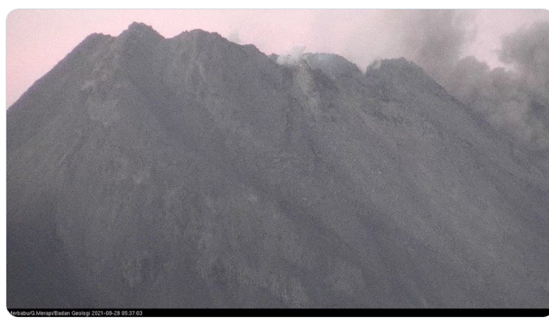 Gunung Merapi mengeluarkan guguran awan panas. Terakhir jarak luncurnya hingga 3 kilometer. (Foto: Twitter BPPTKG)