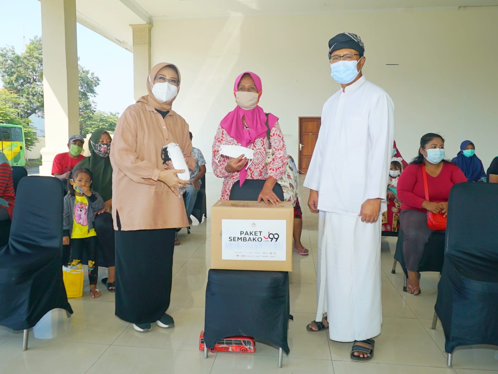 Walikota Pasuruan Saifullah Yusuf atau Gus Ipul, didampingi istri Fatma Saifullah Yusuf memberikan bantuan sembako ke warga dari Crazy Rich Malang, Juragan 99. (Foto: Istimewa)