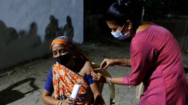 Seorang penduduk di Ahmedabad, India,  menerima vaksin. India hari Jumat kemarin capai rekor  vaksinasi , yaitu 10 juta penduduk dalam sehari. (Foto: AP Photo/Al Jazeera)