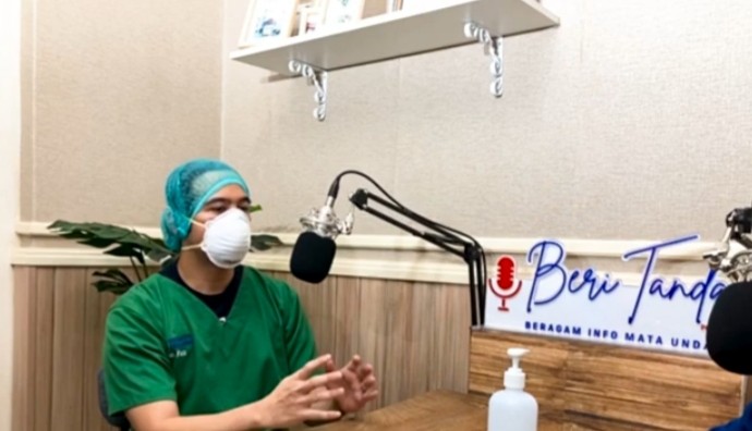 dokter IGD RS Mata Undaan Surabaya, dokter Faiz Nurboston Fauzi, dalam podcast Beri Tanda RS Mata Undaan. (Foto: tangkapan layar)