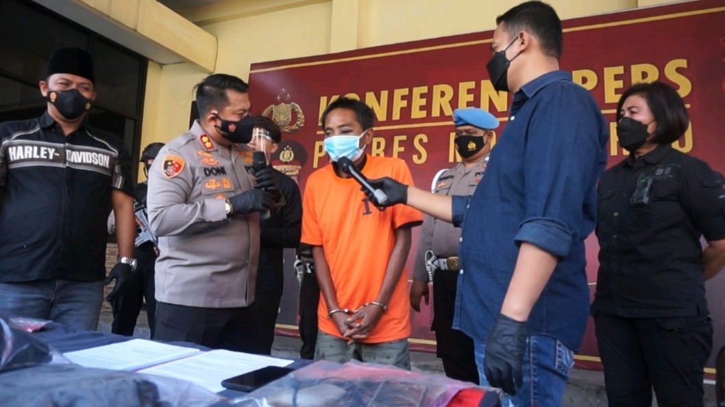 Pelaku saat dihadirkan dalam konferensi pers di Mapolres Mojokerto.(Foto: Deni Lukmantara/Ngopibareng)