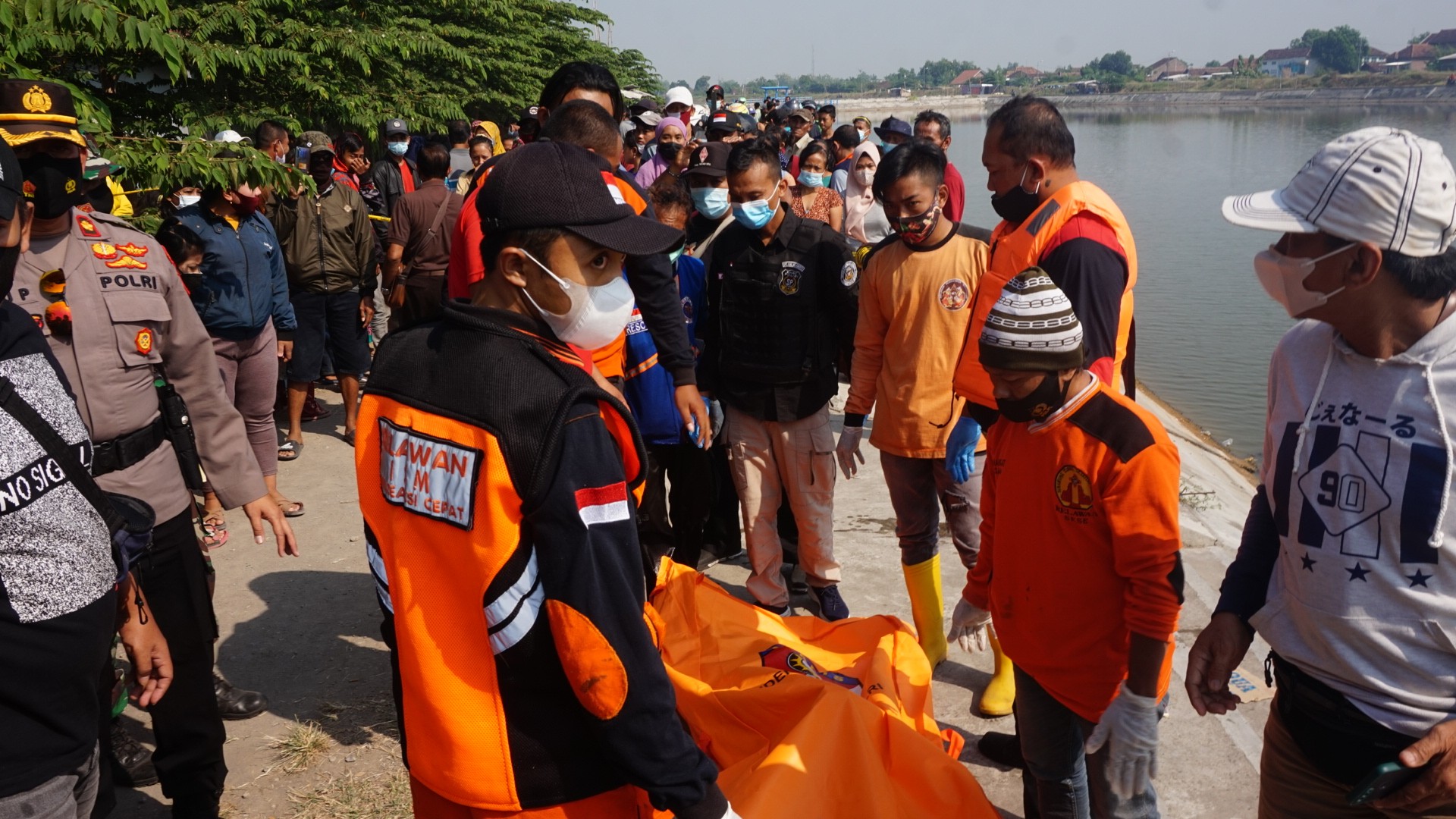 Petugas dibantu relawan saat mengevakuasi jasad ODGJ.(Deni Lukmantara/Ngopibareng)