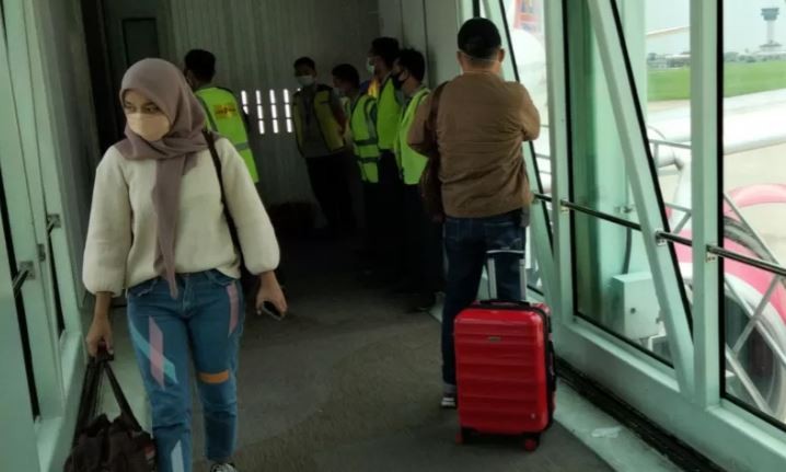Penumpang pesawat udara Batik Air dari Aceh turun dari kabin pesawat di Bandara Internasional Kualanamu, Deli Serdang, Sumatera Utara, setelah pesawat yang mengangkut ratusan penumpang tersebut mengalami gangguan teknis di bagian mesin, Ahad 29 Agustus 2021 siang. (Foto: Antara/Teuku Dedi Iskandar)