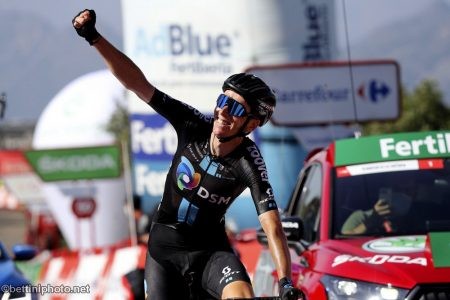 Romain Bardet (Team DSM) memenangkan Vuelta a Espana etape 14. (Foto: Ist)