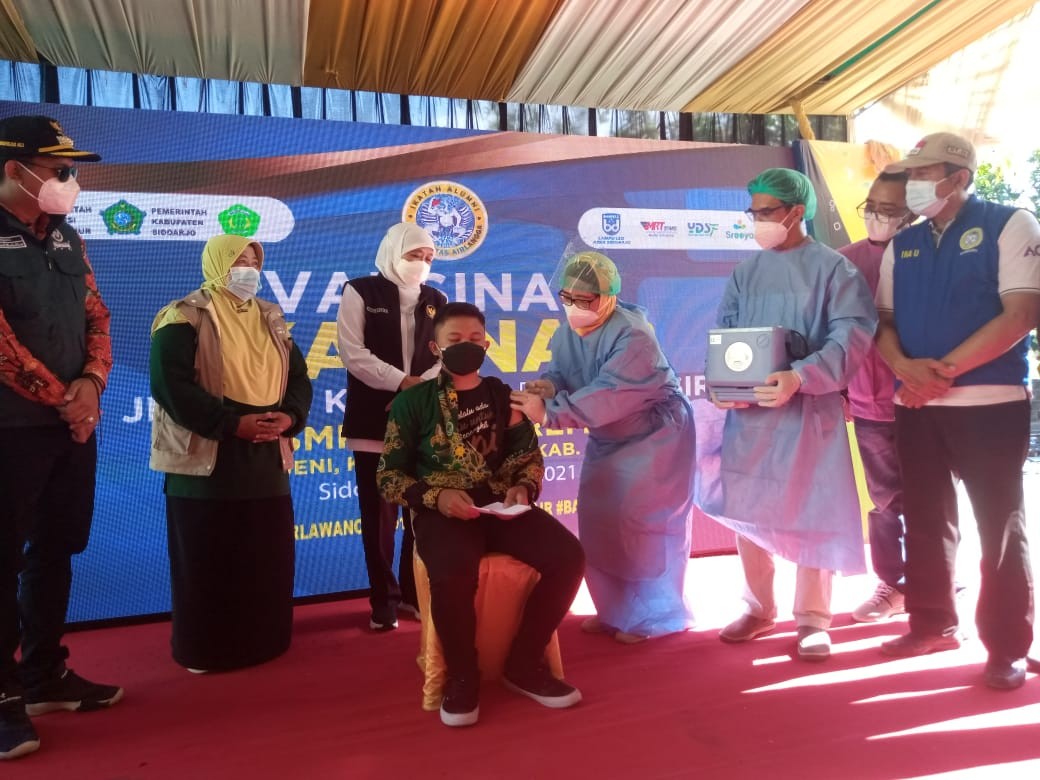 Gubernur Jatim hadiri vaksinasi pelajar yang diselenggarakan Ika Unair. (Foto: Istimewa)