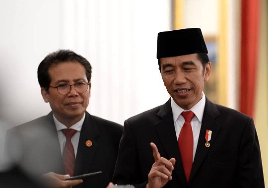 Fadjroel Rachman saat mendampingi Presiden Jokowi. (Foto: Istimewa)