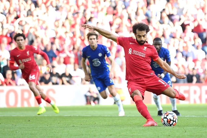 Mohamed Salah sumbang gol lewat tendangan penalti. (Foto: Twitter @premierleague)