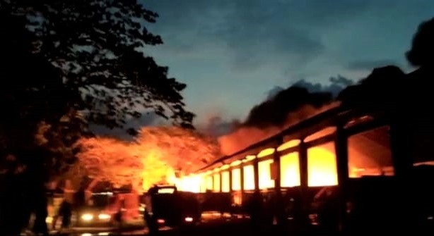 TPA Bestari di Kota Probolinggo terbakar, Minggu sore. Akibatnya, lima truk sampah hangus. (Foto: Ikhsan Mahmudi/Ngopibareng.id)