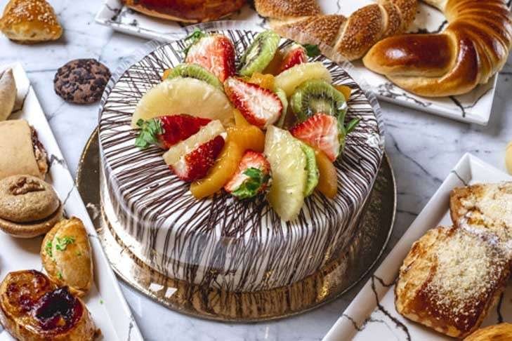 Ilustrasi cake kreasi dengan buah-buahan. (Foto: Istimewa)