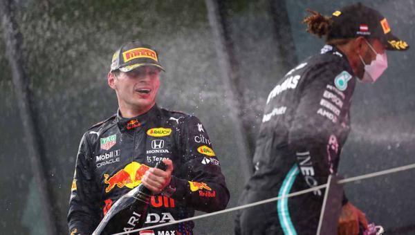 Pembalap Red Bull, Max Verstappen, hanya selisih 3 poin dari pemimpin klasemen sementara F1, Lewis Hamilton, usai memenangkan balapan di F1 GP Belgia. (Foto: Twitter F1)