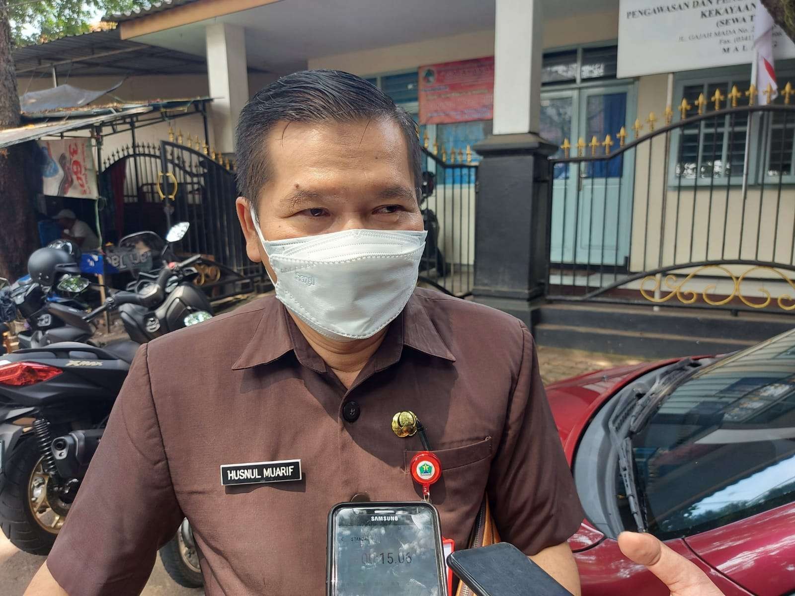 Kepala Dinas Kesehatan Kota Malang, dr Husnul Mu'arif saat diwawancarai terkait vaksinasi pelajar (Foto: Lalu Theo/ngopibareng.id)