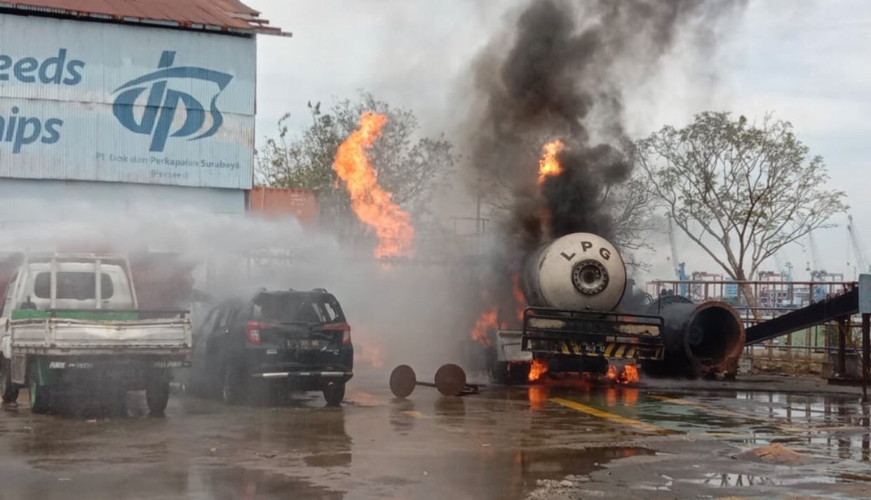 Truk pengangkut LPG yang terbakar di Perak (Foto: dok. Damkar Surabaya)