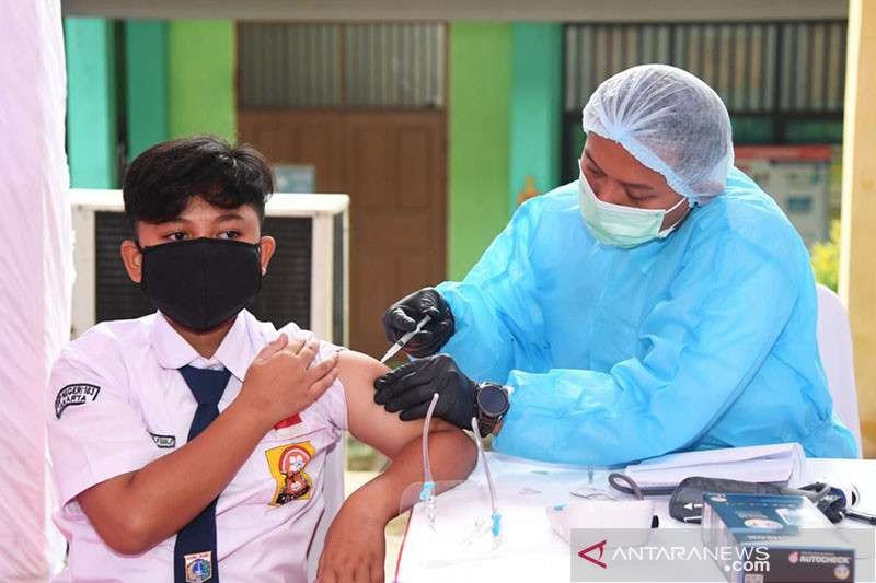ilustrasi - Salah satu siswa SMPN103 Jakarta yang turut mengikuti program vaksinasi bagi pelajar. (Foto: Antara/Biro Pers Sekretariat Presiden)