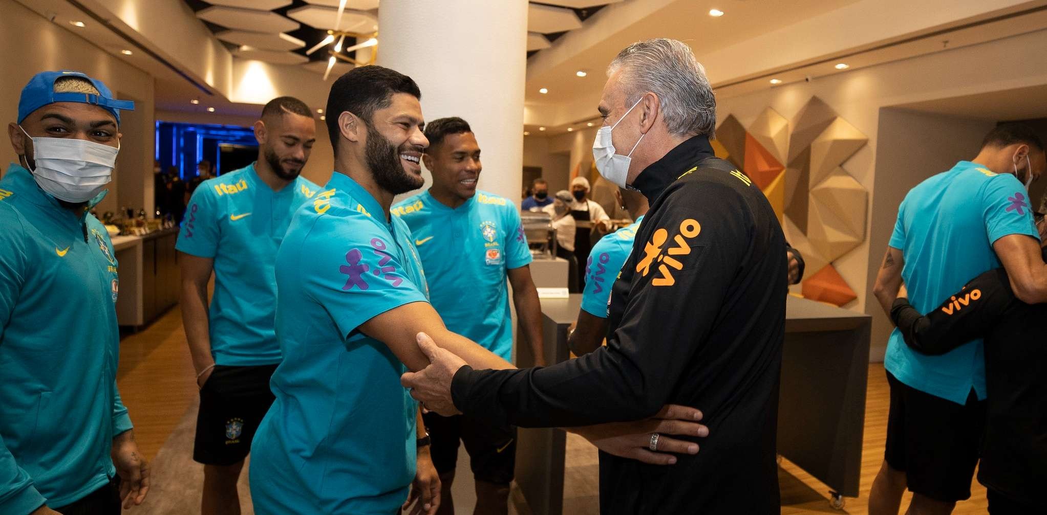 Sejumah pemain timnas Brasil saat bertemu dengan pelatih mereka, Tite. (Foto: Twitter/@CBF_Futebol)