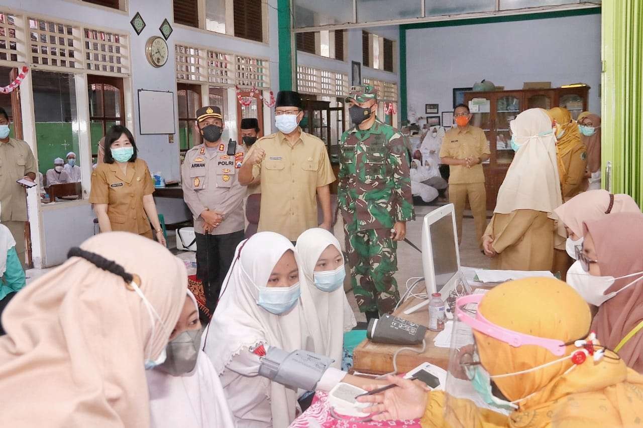 Gus Ipul memantau vaksinasi santri di Ponpes Salafiyah Kota Pasuruan (Foto: Dokumentasi: Dinas Kominfo Kota Pasuruan)
