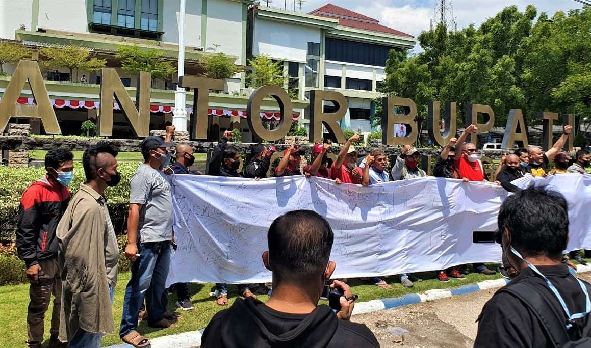 Pegiat anti-korupsi menggalang 10.000 tanda tangan untuk mendukung kinerja KPK memberantas korupsi di Kabupaten Probolinggo. (Foto: Ikhsan Mahmudi/Ngopibareng.id)