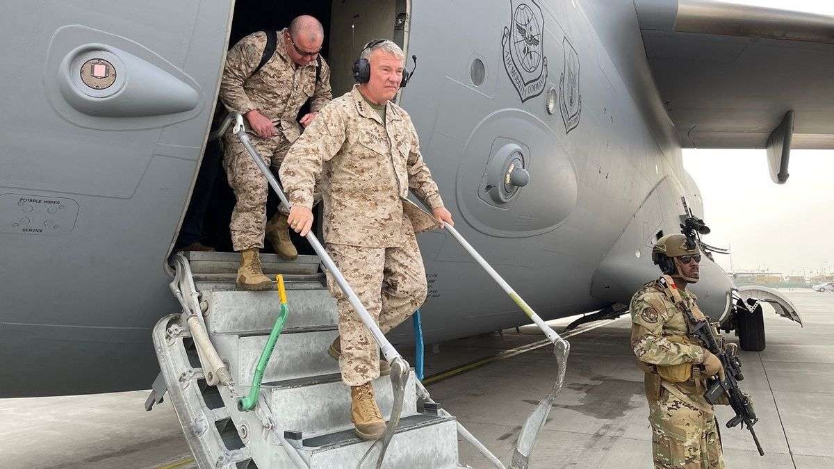 Jenderal Marinir McKenzie tiba di bandara Kabul, Afghanistan. (Foto: Wikimedia Commons/U.S. Central Command Public Affairs U.S. Navy)