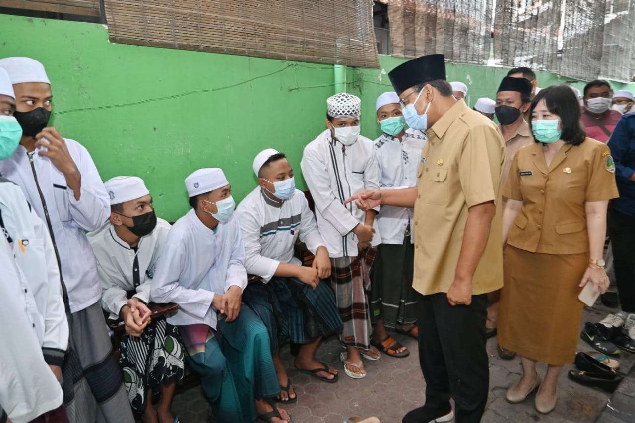 Walikota Pasuruan Saifullah Yusuf (Gus Ipul) mulai lakukan vaksinasi untuk santri di pondok pesantren. (Foto: Ist)