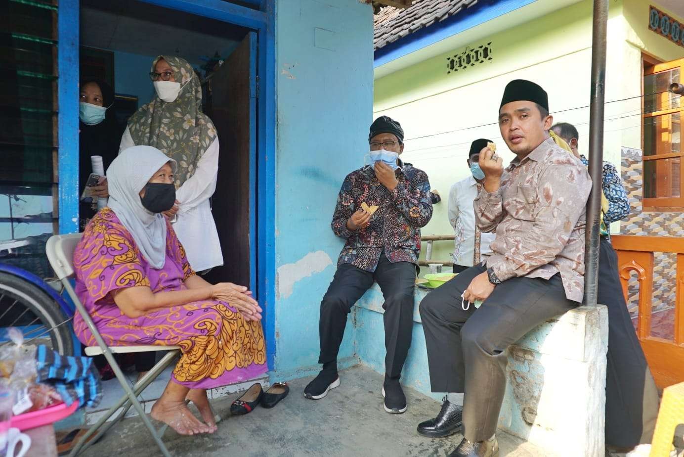 Walikota Pasuruan Saifullah Yusuf (tengah) saat berkunjung ke kampung tempe rekesan di Pekuncen, Kota Pasuruan. (Foto: Istimewa)