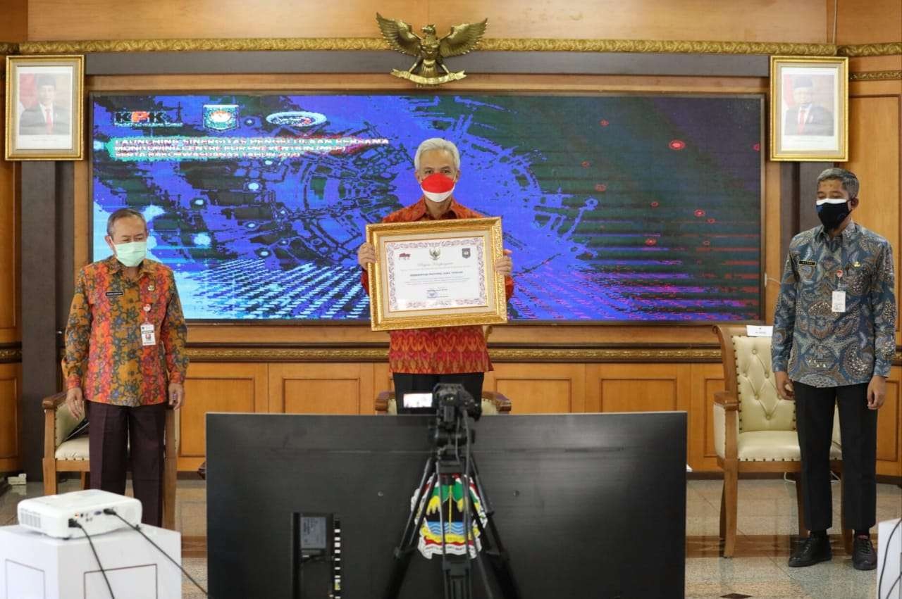 Gubernur Jawa Tengah menerima penghargaan sebagai 10 provinsi yang Tepat Waktu dalam Penyelesaian Tindak Lanjut Hasil Pengawasan (TLHP) Penyelenggaraan Pemerintahan Daerah. (Foto: Dok Jateng)