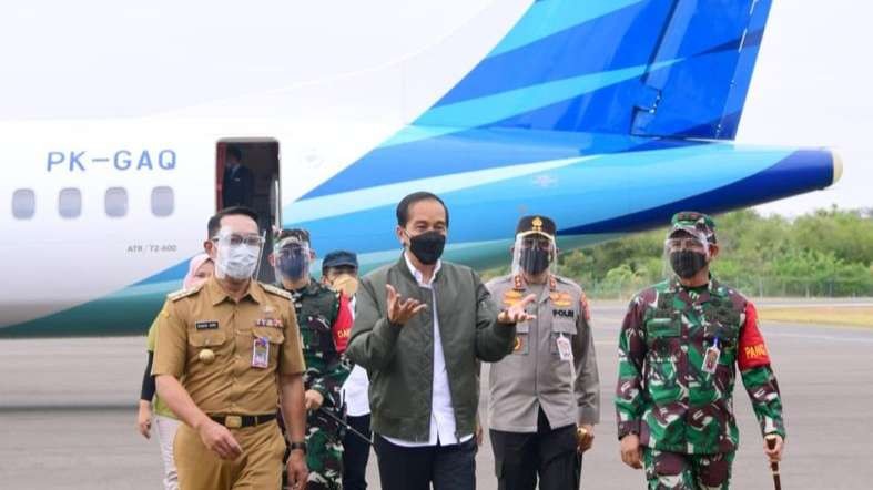 Presiden tiba di Bandara Cakrabhuana Cirebon. (Foto: Setpres)