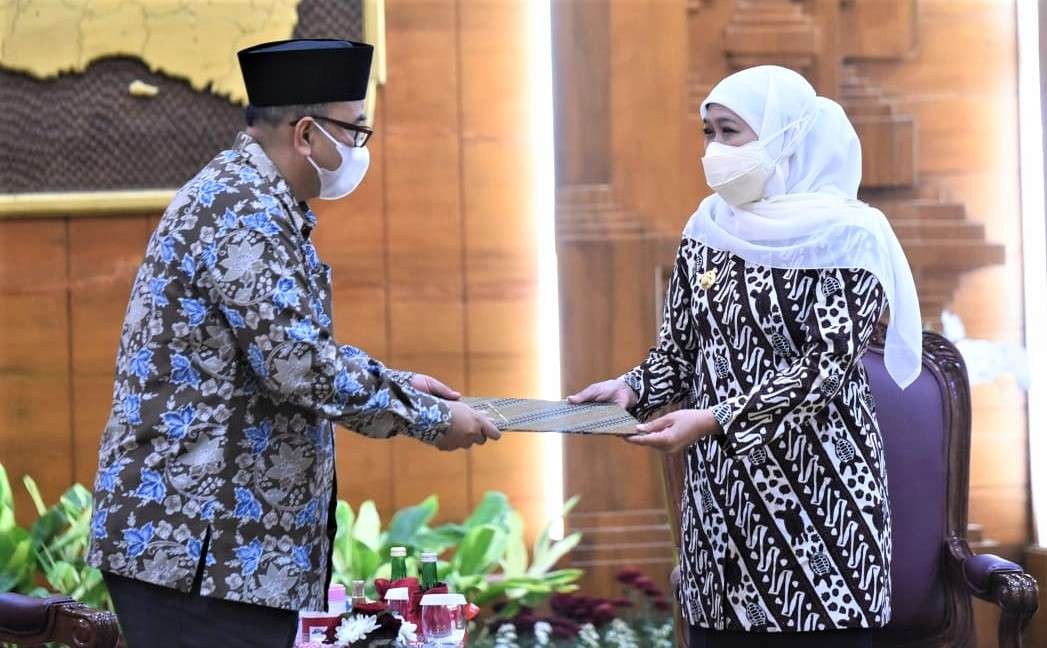 Wakil Bupati Timbul Prihanjoko menerima surat perintah tugas sebagai Plt Bupati Probolinggo dari Gubernur Khofifah Indar Parawansa. (Foto: Istimewa)