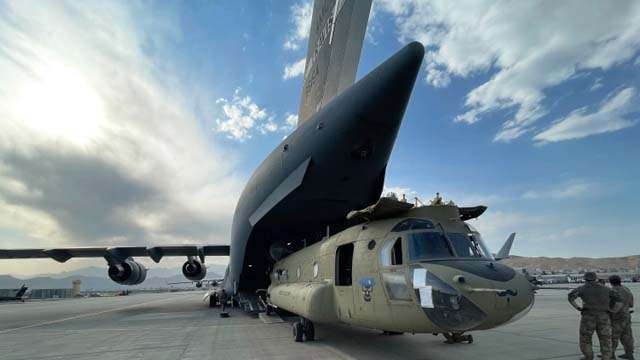 Sebuah helikopter militer AS dimasukkan ke pesawat C-17 cargo di Bandara Internasional Hamid Karzai dua hari lalu, untuk diterbangkan ke AS. Masih ada ratusan heli yang ditinggal dan kini menjadi milik Taliban. (Foto:Pentagon/Al Jazeera)