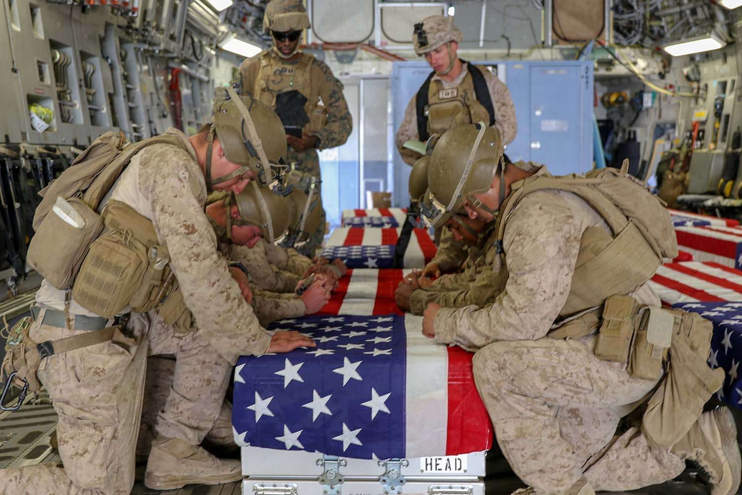 Marinir AS menghormati anggota layanan mereka yang tewas dalam aksi selama upacara ramp di Bandara Internasional Hamid Karzai di Kabul, Afghanistan, Jumat 27 Agustus 2021. (Foto: Reuters)