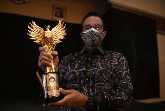 Gubernur DKI Jakarta, Anies Baswedan meraih penghargaan Sahabat Saksi dan Korban dari Lembaga Perlindungan Saksi Dan Korban (LPSK). (Foto: Instagram)