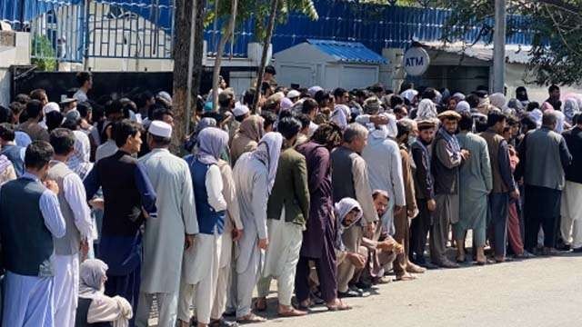 Warga Kota Kabul antre di bank untuk mengambil uang tunai, hari Selasa kemarin. (Foto: Al Jazeera)