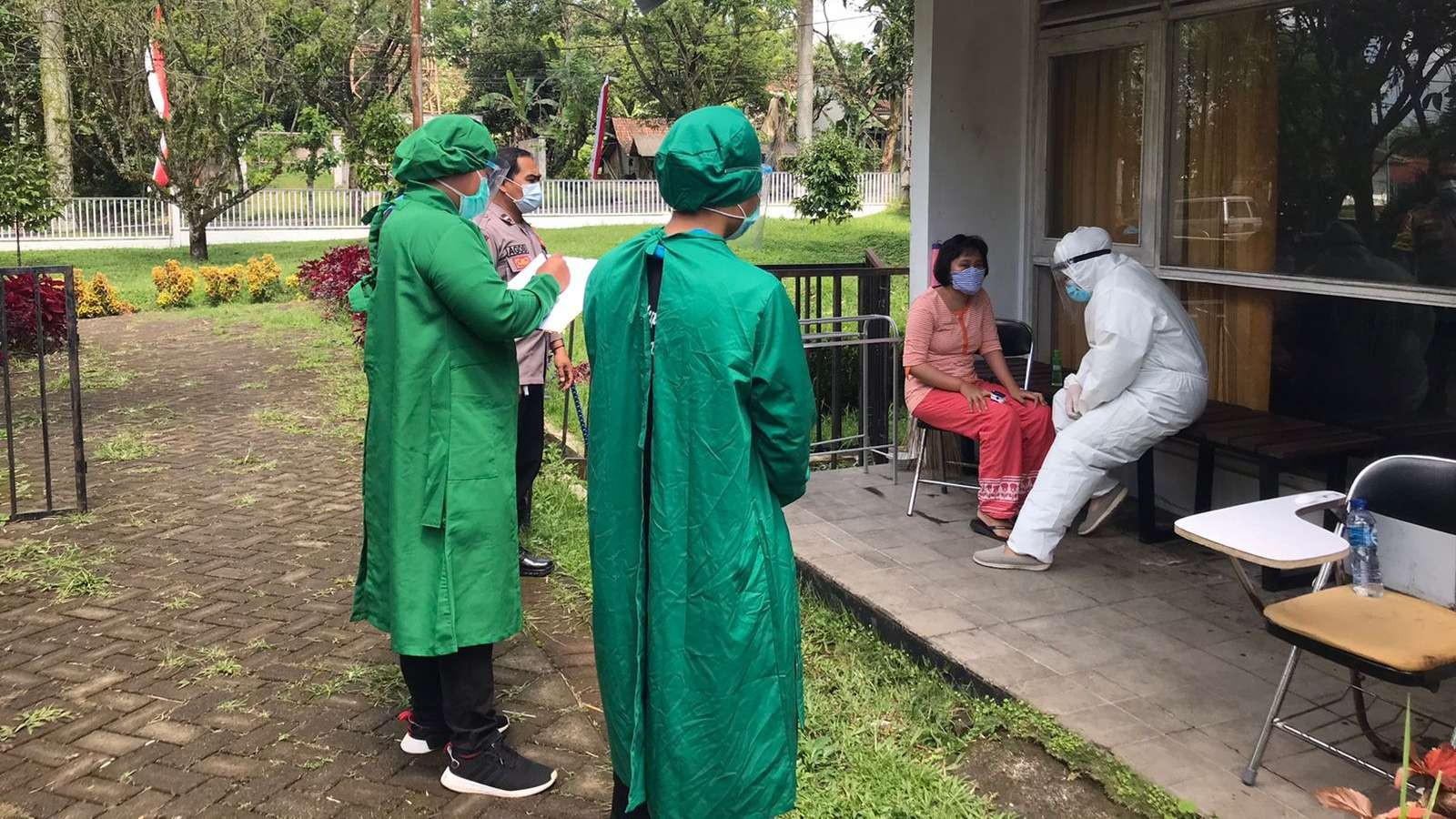 Petugas sedang memonitor kondisi pasien isoman di lokasi isoter di Desa Tamansari, Kecamatan Licin, Banyuwangi, Jawa Timur. (Foto: Istimewa)